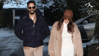 阿莫林戴墨镜竖拇指开启度假模式，曼联买单，带薪休假到6月