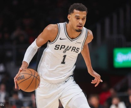 文班亚马26+12瓦塞尔18+7 约翰逊17+11马刺大胜老鹰