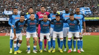 意甲强弱对决！那不勒斯主场止颓稳欧冠，佛罗伦萨残阵保级能否破咒？