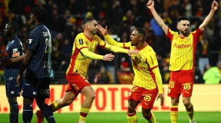 朗斯1-0小胜劲敌，成功登顶法甲榜首，大黑马崛起直指冠军