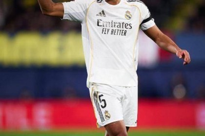 西甲第1易主，姆巴佩梅开二度造法国足球历史，皇马2-0黄潜登顶