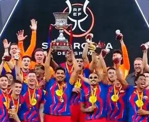 拉菲尼亚封神之夜！巴萨3-2逆转皇马勇夺西超杯，西甲冠军呼之欲出？