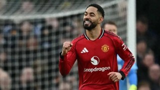 随着曼联3-2绝杀，维拉0-1小蜜蜂，热刺2-2曼城，英超积分榜出炉