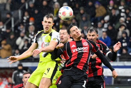 （体育）足球——德甲：法兰克福平多特蒙德